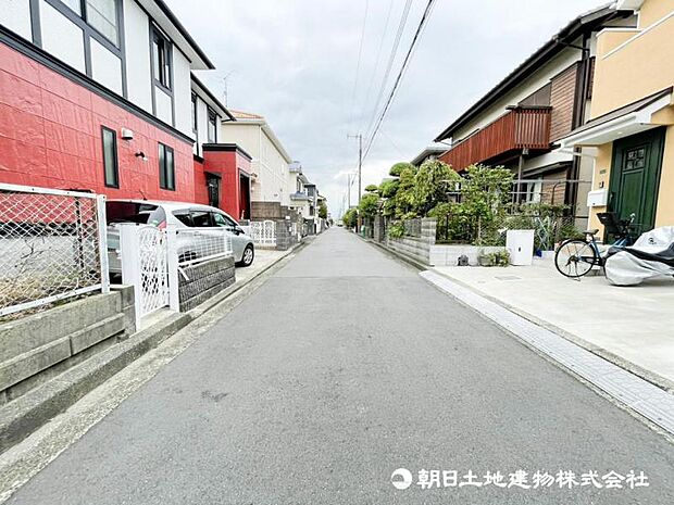 【前面道路】前面道路は車通りも少なく小さなお子様がいるご家庭でも安心です