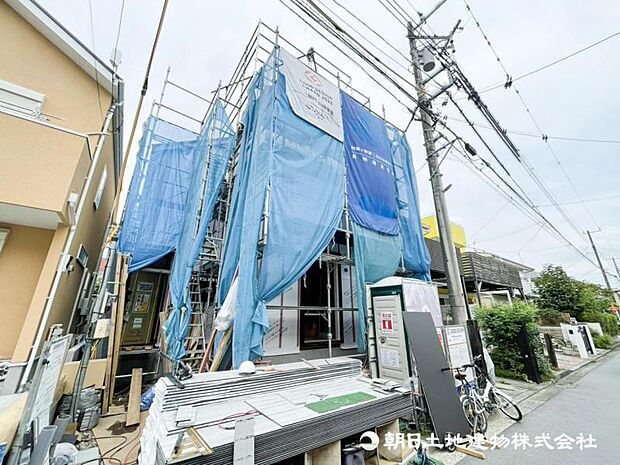 毎日のお散歩も快適な緑に恵まれたエリアは伸び伸びスローライフを叶えてくれます。自然豊富な季節の移ろいを身近に感じられる環境でストレスフリーな生活をお送りください。