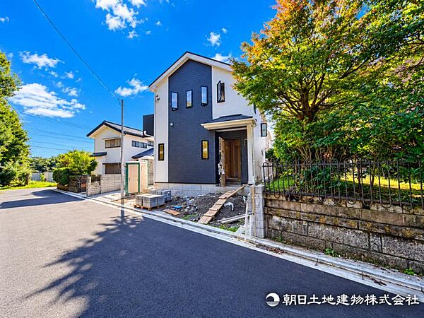四季の移り変わりを感じられる環境。毎日のお散歩も気持ちよさそうです。自然に包まれた穏やかな暮らしができる住環境が整っています。