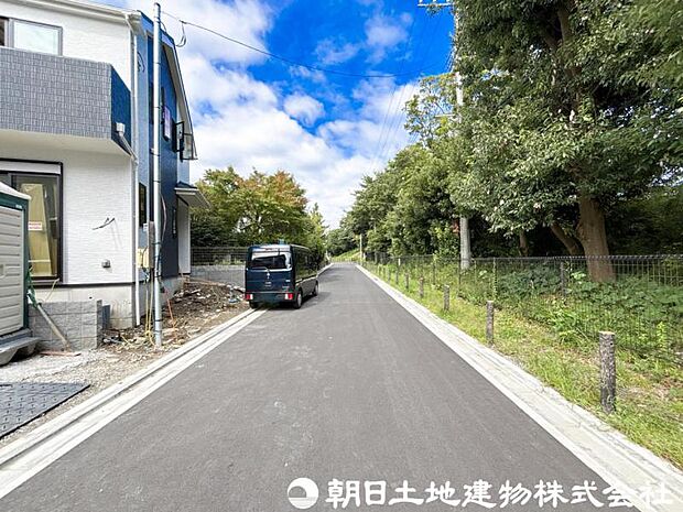 【前面道路】前面道路は車通りも少なく小さなお子様がいるご家庭でも安心です