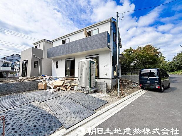 深く豊かな緑と爽快な空を感じるまさに湘南に暮らす心地よさを存分に堪能いただける邸宅です。