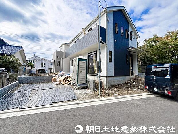良好な住環境が保たれたエリア。低層の一戸建を中心とした街並みが整然と続き周辺は高い建物が建っておらず、採光や開放性に恵まれ、空が広く緑の多い閑静な趣を感じる環境です。