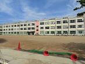 久木小学校まで約1300ｍ