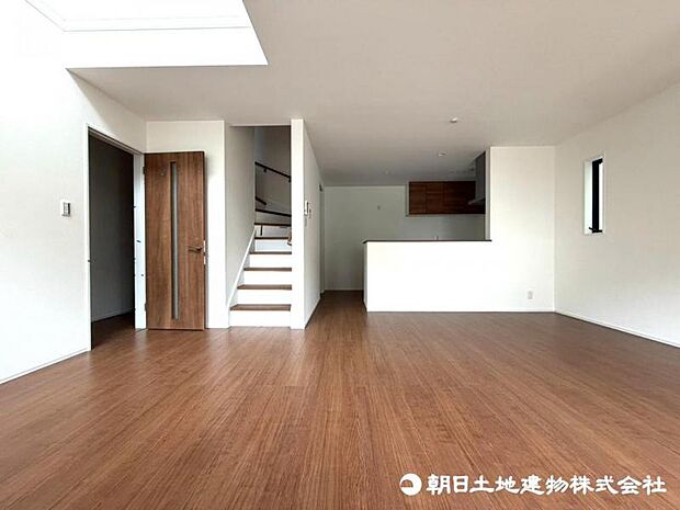 【リビング】上質な時間を育む暮らしのメインステージ。寛ぎとコミュニケーションを育む居心地のよい場所。