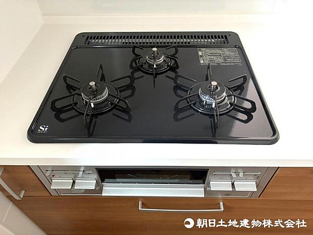 【コンロ】3口コンロは同時に複数の調理ができ、料理の効率がアップ。忙しい日でもスムーズに調理でき、家族分の食事準備も快適です。