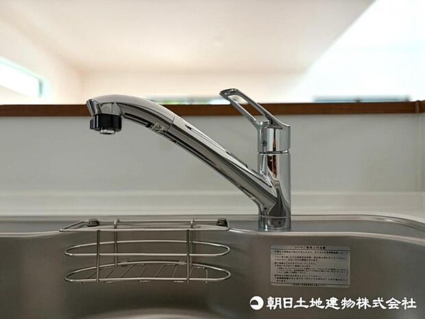 【浄水器一体型水栓】浄水器一体型水栓は、いつでもきれいな水が手軽に使え、料理や飲み水の品質がアップ。見た目もすっきりしてキッチンが快適になる人気の設備です。
