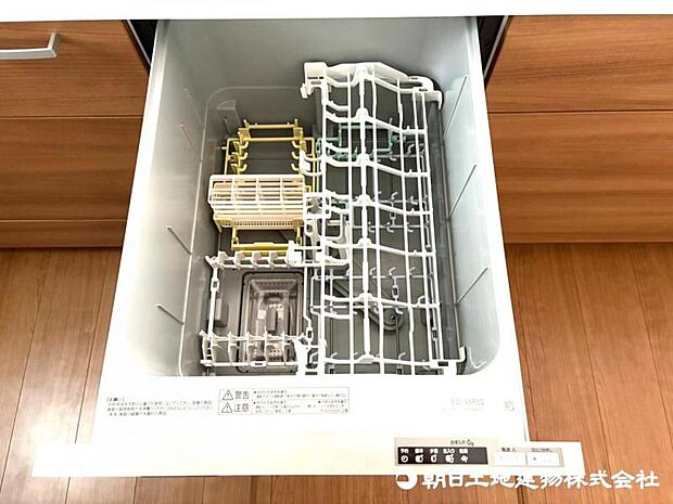 【食洗機】食器の出し入れがスムーズなスライドタイプ、節水効果だけでなく、効率的にセットできるスマートかつ食後のお片づけもスピーディーにできます。