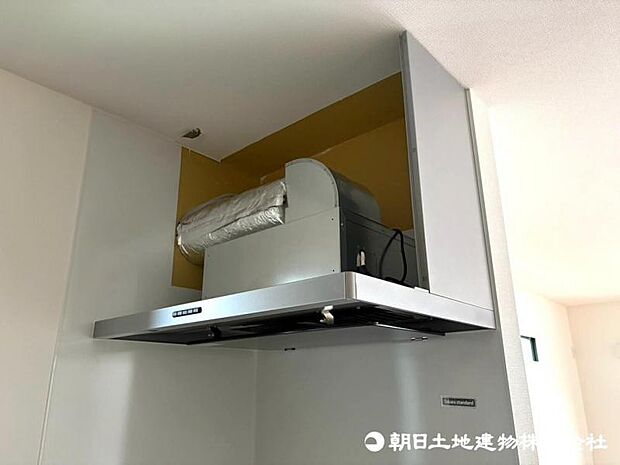 【レンジフード】レンジフードは調理中の煙や臭い、油分を強力に吸引・排気し、キッチンを清潔で快適な空間に保ちます。掃除しやすい設計のものならお手入れも簡単です。