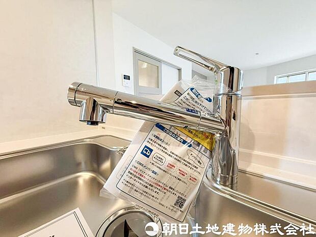 【浄水器一体型水栓】浄水器一体型水栓は、いつでもきれいな水が手軽に使え、料理や飲み水の品質がアップ。見た目もすっきりしてキッチンが快適になる人気の設備です。