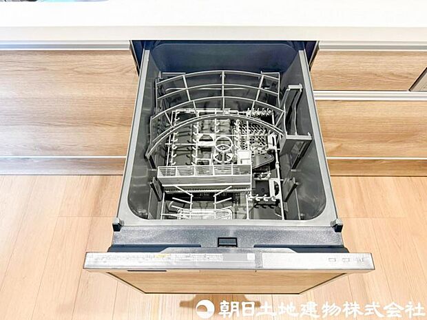 【食洗機】食器の出し入れがスムーズなスライドタイプ、節水効果だけでなく、効率的にセットできるスマートかつ食後のお片づけもスピーディーにできます。