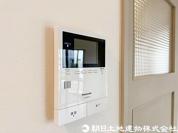 【モニター付きインターホン】奥様やお子様だけでご在宅が多い方への必需品！突然の来訪も天候や時間帯に関係なく鮮明な画像で確認することが出来ます。
