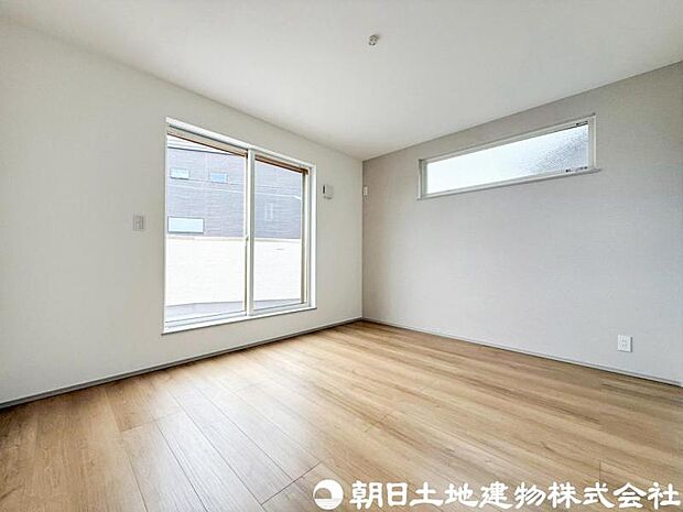【洋室】落ち着きある雰囲気の洋室は、ゆったりとくつろげる住空間。収納もしっかり備え、室内をすっきり保てます。