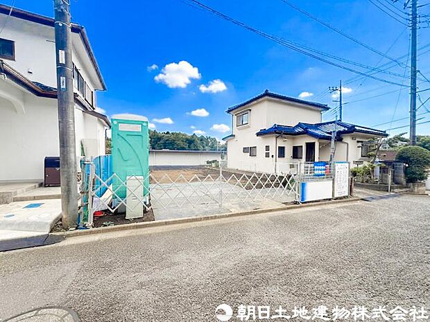 良好な住環境が保たれたエリア。低層の一戸建を中心とした街並みが整然と続き周辺は高い建物が建っておらず、採光や開放性に恵まれ、空が広く緑の多い閑静な趣を感じる環境です。