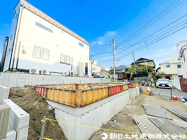 周辺は住宅地となっており子育て家族にも合う。毎日のお買い物も便利なエリアで暮らしやすさを実現するための住環境が整っています。