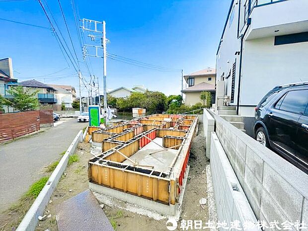 良好な住環境が保たれたエリア。低層の一戸建を中心とした街並みが整然と続き周辺は高い建物が建っておらず、採光や開放性に恵まれ、空が広く緑の多い閑静な趣を感じる環境です。