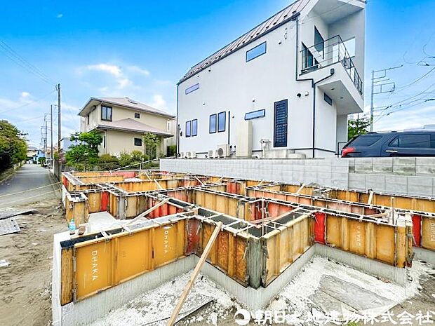 毎日のお散歩も快適な緑に恵まれたエリアは伸び伸びスローライフを叶えてくれます。自然豊富な季節の移ろいを身近に感じられる環境でストレスフリーな生活をお送りください。