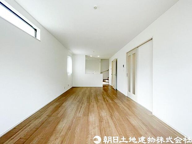 【リビング】ナチュラルな内装デザインが心地よいリビング。家具配置もしやすく、ライフスタイルに合わせた空間づくりが楽しめます。