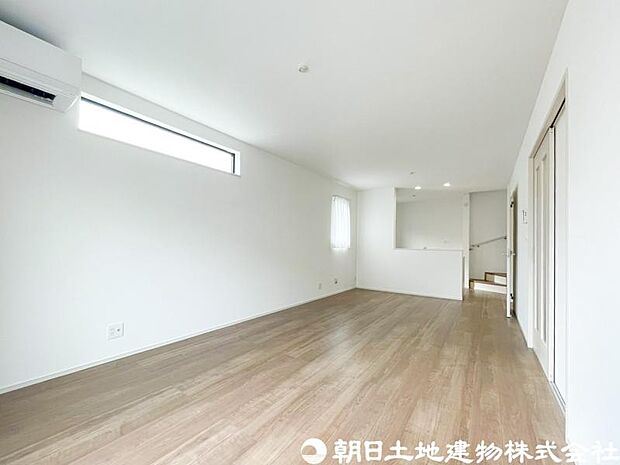 【リビング】家族が自然と集まる開放感のあるリビング空間。大きな窓から心地よい陽光が差し込み、明るく快適な毎日を演出します。