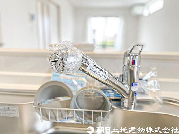 【浄水器一体型水栓】浄水器一体型水栓は、いつでもきれいな水が手軽に使え、料理や飲み水の品質がアップ。見た目もすっきりしてキッチンが快適になる人気の設備です。