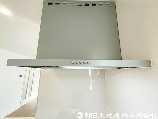 【レンジフード】レンジフードは調理中の煙や臭い、油分を強力に吸引・排気し、キッチンを清潔で快適な空間に保ちます。掃除しやすい設計のものならお手入れも簡単です。