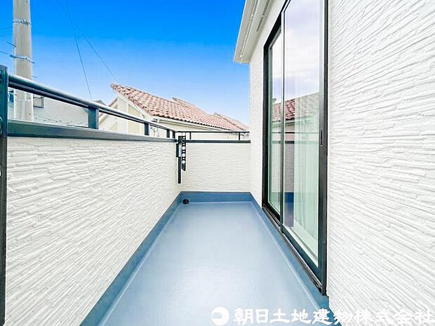 【バルコニー】大きく面したバルコニーは太陽の温かな温もりをめいいっぱい受け止めてくれます。太陽の光と爽やかな風を受けたお洗濯物はあっという間に乾き、取りこむ時には太陽の匂いを感じられそうですね。