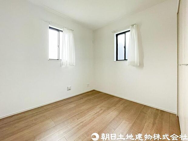 【洋室】落ち着きある雰囲気の洋室は、ゆったりとくつろげる住空間。収納もしっかり備え、室内をすっきり保てます。