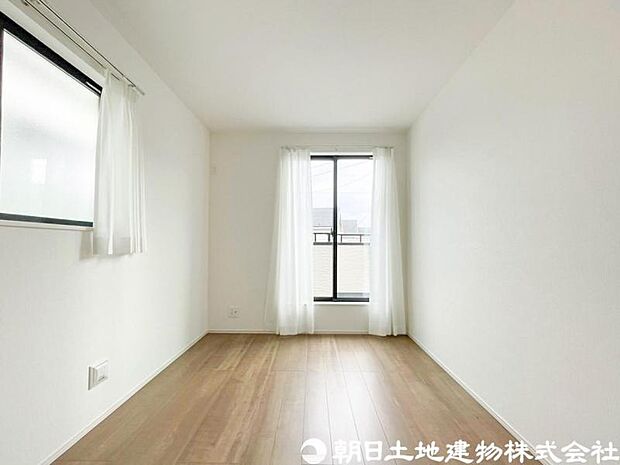 【洋室】光が取り込みやすい採光の居室。しっかりとした大きさのクローゼットを完備し、収納スペースも十分。初めてのお子様にとっての自分の部屋 学習デスクやベッドの配置もラクラクです。