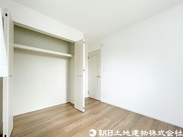 【洋室】自然光が差し込む明るい洋室は、毎日を快適に過ごせる空間。リモートワークや趣味部屋としてもおすすめです。