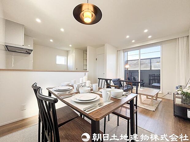 【リビング】家族が自然と集まる開放感のあるリビング空間。大きな窓から心地よい陽光が差し込み、明るく快適な毎日を演出します。