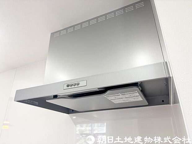 【レンジフード】レンジフードは調理中の煙や臭い、油分を強力に吸引・排気し、キッチンを清潔で快適な空間に保ちます。掃除しやすい設計のものならお手入れも簡単です。