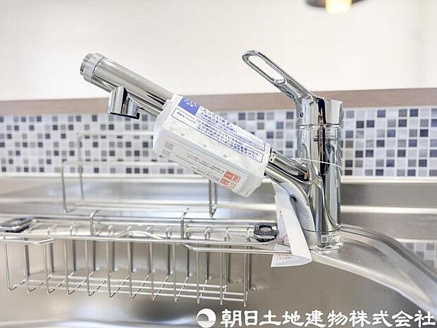 【浄水器一体型水栓】浄水器一体型水栓は、いつでもきれいな水が手軽に使え、料理や飲み水の品質がアップ。見た目もすっきりしてキッチンが快適になる人気の設備です。