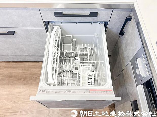 【食洗機】食器の出し入れがスムーズなスライドタイプ、節水効果だけでなく、効率的にセットできるスマートかつ食後のお片づけもスピーディーにできます。