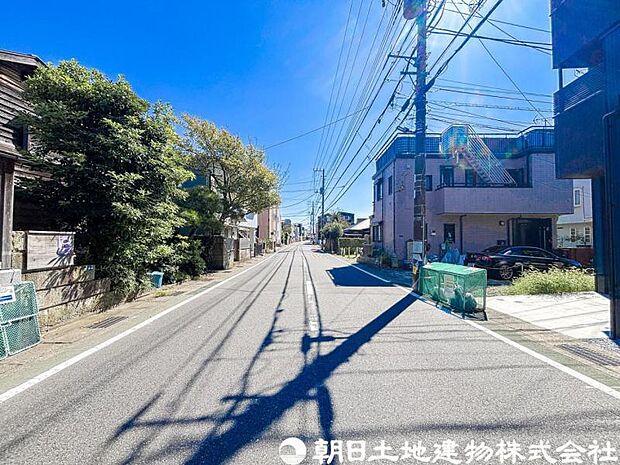 【前面道路】お車の出し入れがしやすい幅員の前面道路。
