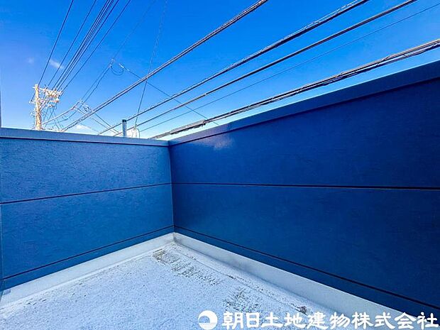【バルコニー】大きく面したバルコニーは太陽の温かな温もりをめいいっぱい受け止めてくれます。太陽の光と爽やかな風を受けたお洗濯物はあっという間に乾き、取りこむ時には太陽の匂いを感じられそうですね。