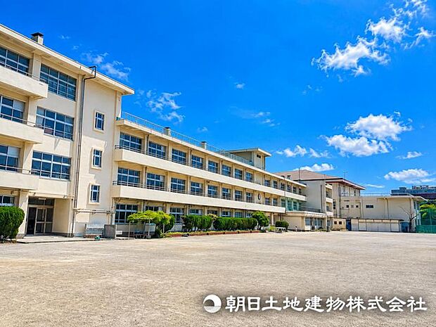 小学校至近、お子さまを育むのに向いた立地です。やっぱり通学路は出来るだけ近い方が嬉しい