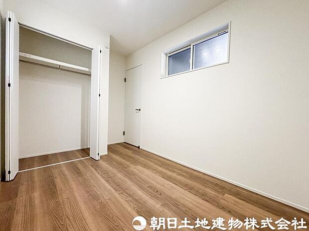 【洋室】自然光が差し込む明るい洋室は、毎日を快適に過ごせる空間。リモートワークや趣味部屋としてもおすすめです。
