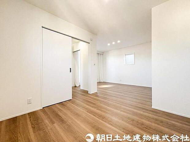 【洋室】落ち着きある雰囲気の洋室は、ゆったりとくつろげる住空間。収納もしっかり備え、室内をすっきり保てます。