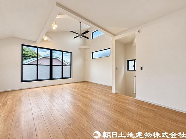 【リビング】ナチュラルな内装デザインが心地よいリビング。家具配置もしやすく、ライフスタイルに合わせた空間づくりが楽しめます。