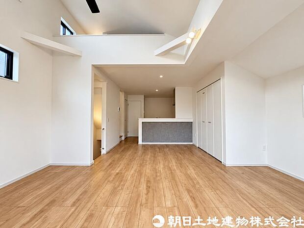 【リビング】明るく開放的なリビングは、休日にゆったり過ごしたくなる心地よい空間。ご家族の会話も自然と弾みます。