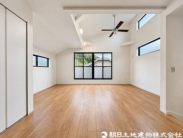 【リビング】家族が自然と集まる開放感のあるリビング空間。大きな窓から心地よい陽光が差し込み、明るく快適な毎日を演出します。