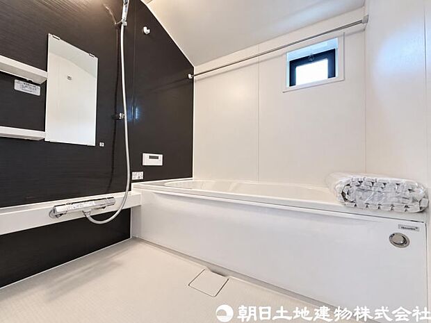 【浴室】ゆったり入れるバス。足を伸ばして入れるサイズは一日の疲れを癒すのに嬉しい広さですね。またお子様と一緒の入浴も充分な広さです。追い焚き機能や保温機能付きで快適なバスタイムをお楽しみください。