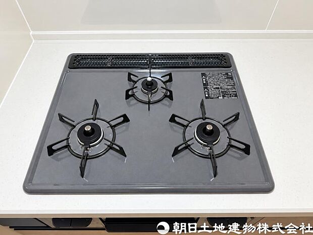 【コンロ】3口コンロは同時に複数の調理ができ、料理の効率がアップ。忙しい日でもスムーズに調理でき、家族分の食事準備も快適です。