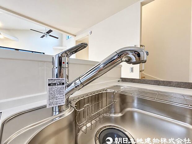 【浄水器一体型水栓】浄水器一体型水栓は、いつでもきれいな水が手軽に使え、料理や飲み水の品質がアップ。見た目もすっきりしてキッチンが快適になる人気の設備です。