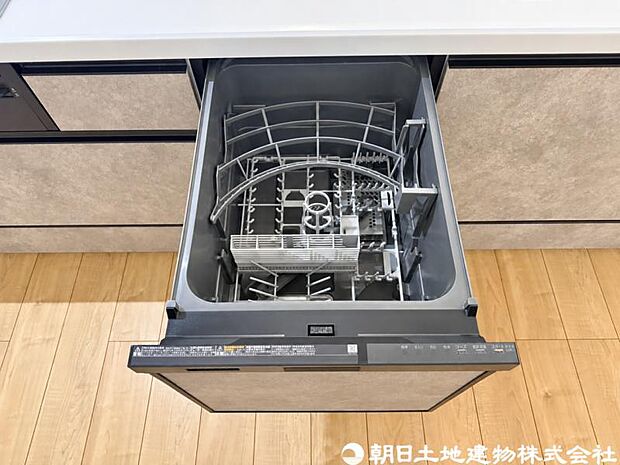 【食洗機】食器の出し入れがスムーズなスライドタイプ、節水効果だけでなく、効率的にセットできるスマートかつ食後のお片づけもスピーディーにできます。