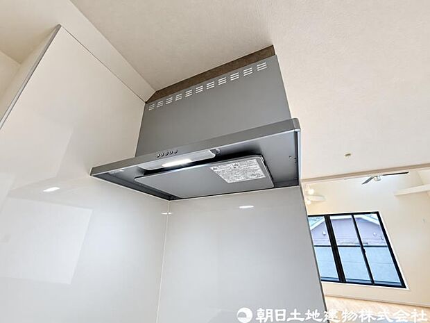 【レンジフード】レンジフードは調理中の煙や臭い、油分を強力に吸引・排気し、キッチンを清潔で快適な空間に保ちます。掃除しやすい設計のものならお手入れも簡単です。