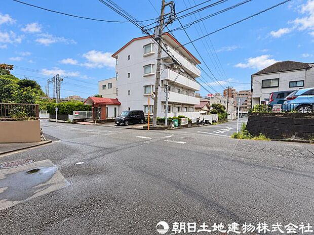 【前面道路】前面道路は車通りも少なく小さなお子様がいるご家庭でも安心です