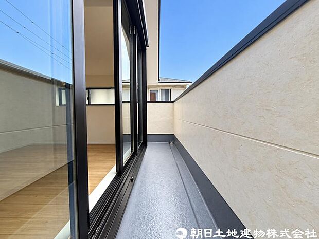【バルコニー】大きく面したバルコニーは太陽の温かな温もりをめいいっぱい受け止めてくれます。太陽の光と爽やかな風を受けたお洗濯物はあっという間に乾き、取りこむ時には太陽の匂いを感じられそうですね。