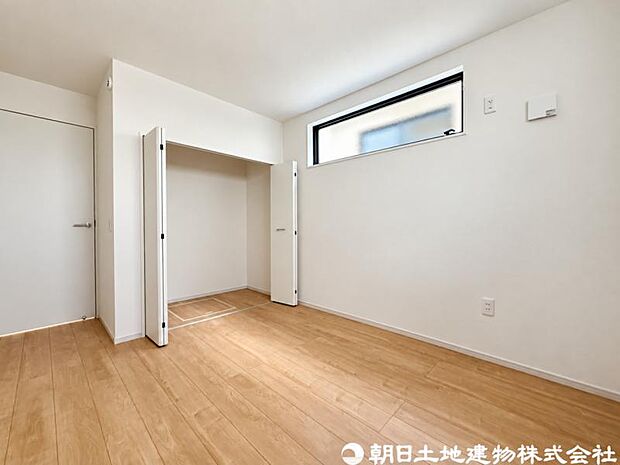 【洋室】落ち着きある雰囲気の洋室は、ゆったりとくつろげる住空間。収納もしっかり備え、室内をすっきり保てます。
