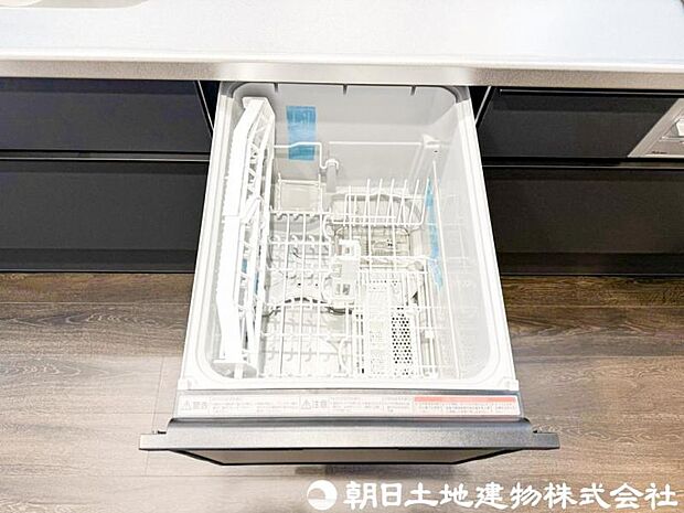 【食洗機】食器の出し入れがスムーズなスライドタイプ、節水効果だけでなく、効率的にセットできるスマートかつ食後のお片づけもスピーディーにできます。