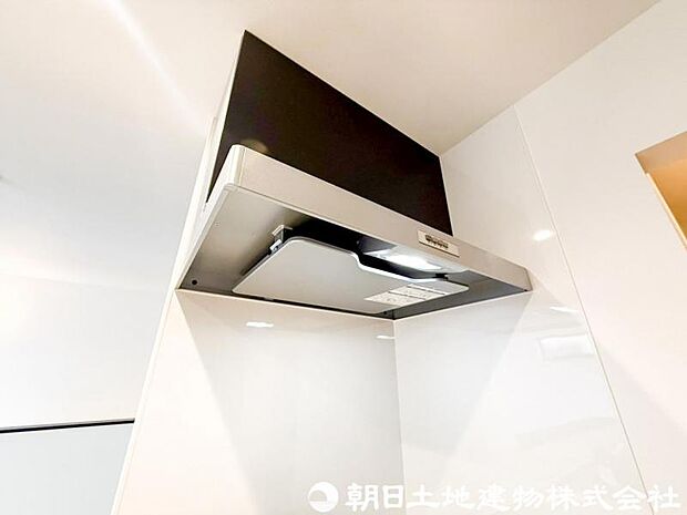 【レンジフード】レンジフードは調理中の煙や臭い、油分を強力に吸引・排気し、キッチンを清潔で快適な空間に保ちます。掃除しやすい設計のものならお手入れも簡単です。